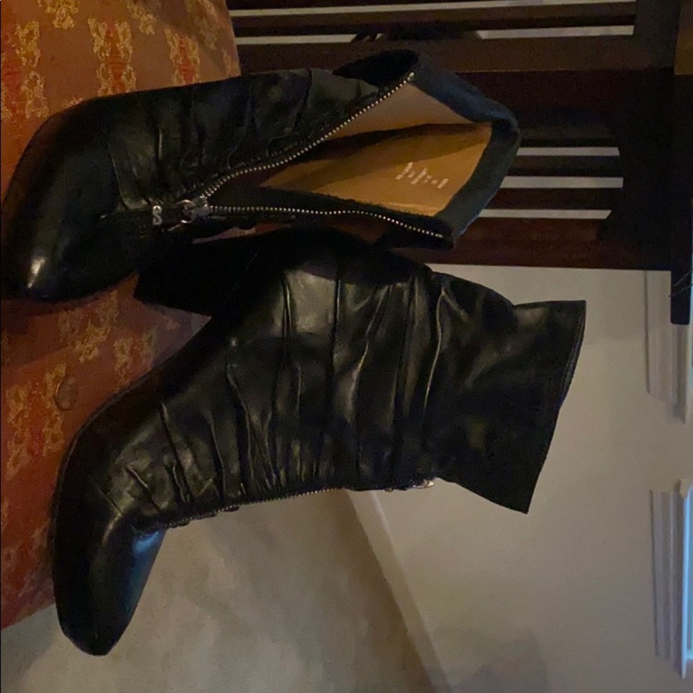 Earthies Leather heeled ankle bootie Size 10